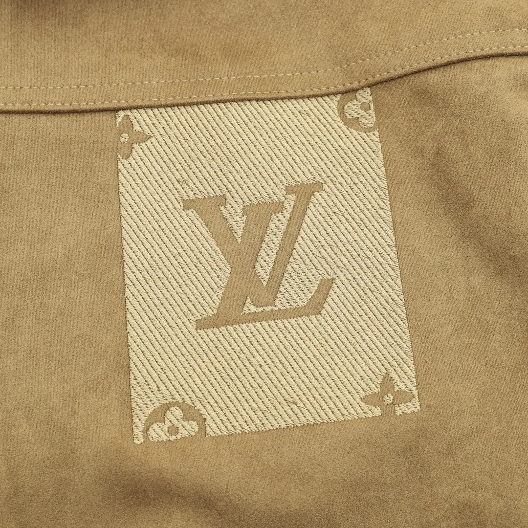 🅿️570 Louis Vuitton/Louis Vuitton embossed embossed fur collar denim jacket Originally purchased for 26,800, the fabric is made of 7*7 count combed siro spinning and thickened 480g twill denim fabric. There are hidden engraved button closures under the front placket. Monogram element pockets are integrated into the front panel into the leisurely workwear silhouette. Jacquard details are aligned and embossed. The pattern is clear, and two sets of aluminum molds are made for the two embossing areas. A set of molds is made for each code according to the size of the embossing on the two sides of the front panel. After high-temperature pressing, each pattern is manually filled with silicone to prevent dents. The washing process uses a combination of multiple processes such as heavy fermentation, washing and frying, spraying maliu, etc. Classic denim lapel design, straight hem design, all accessories and zipper hardware are all customized in matching bronze and distressed colors, the lining is customized with patches, and the fur collar is a detachable high-quality sheep collar to achieve perfect consistency. Size: XS-L